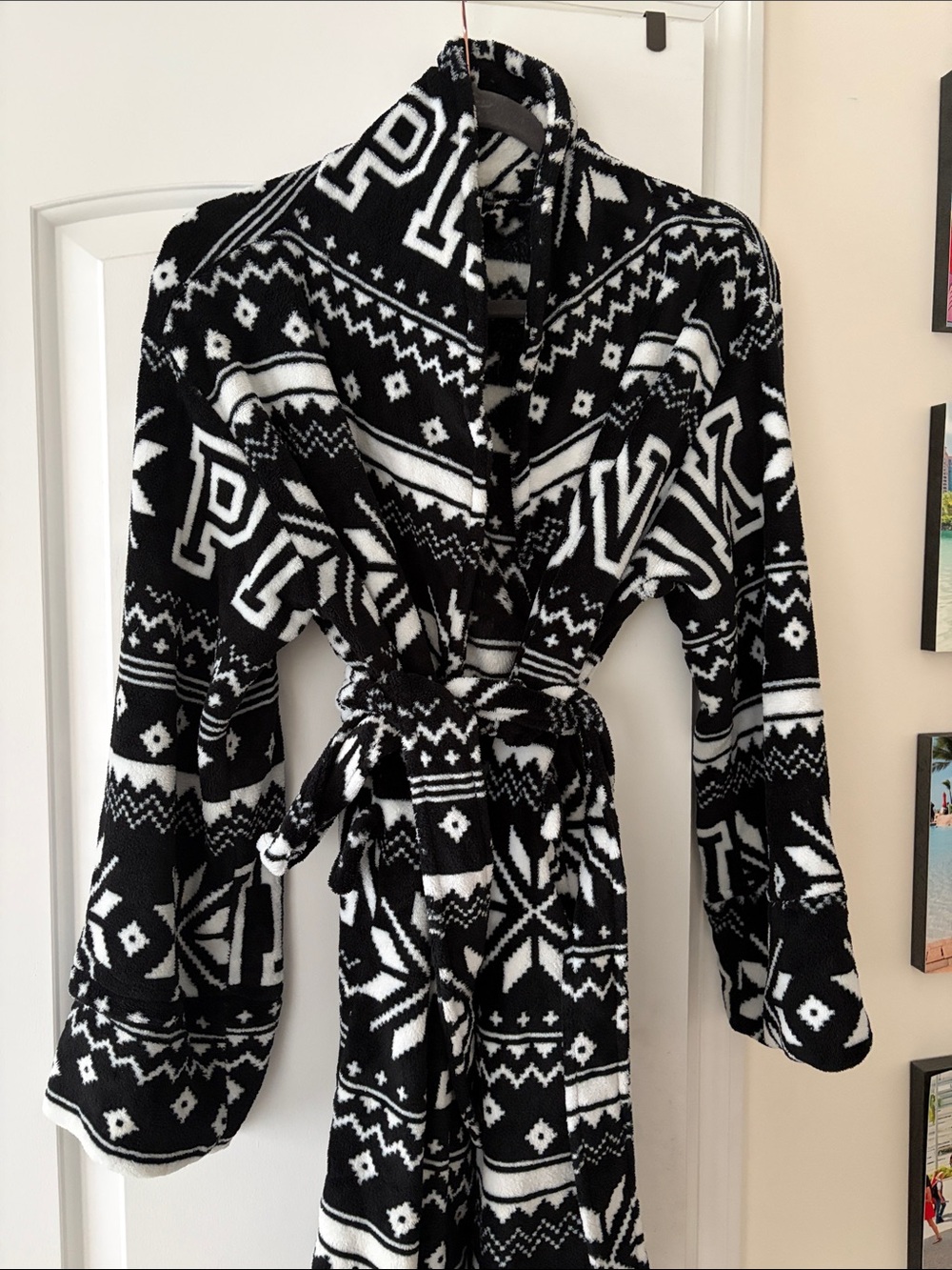 PINK Victoria's Secret Black & White Patterned Fleece Robe